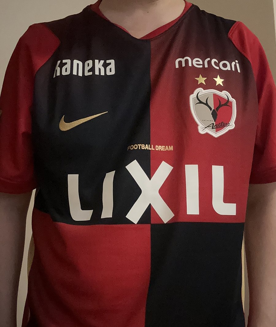 鹿島アントラーズ2026-27シーズンのレプリカユニフォームを着たところ。胸にLIXIL、左胸にkaneka、右胸にmercariのロゴ